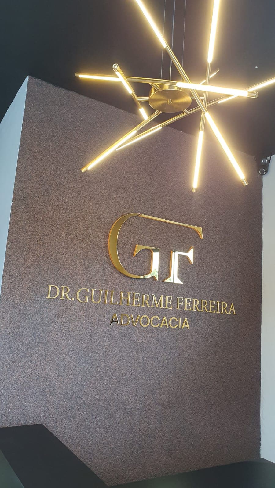 Fachada principal em ACM com acrílico dourado