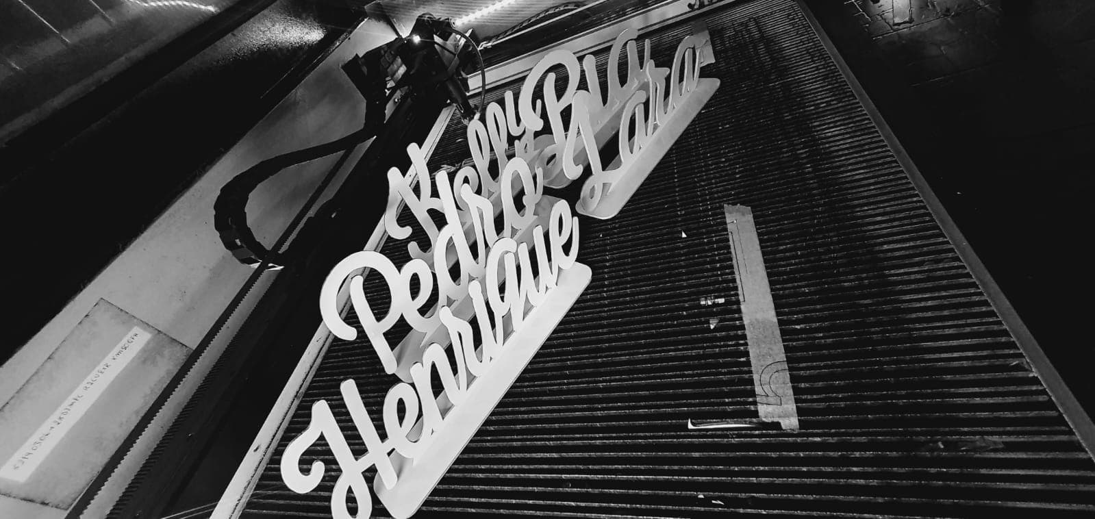 Recorte a laser fotografado em preto e branco