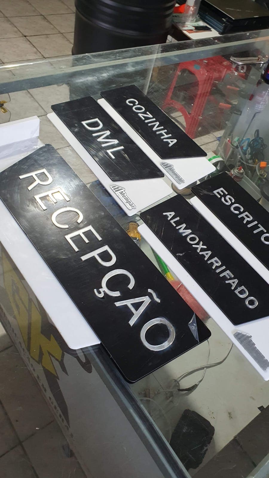 Recepção, almoxarifado, escritório, cozinha, DML e placas informativas