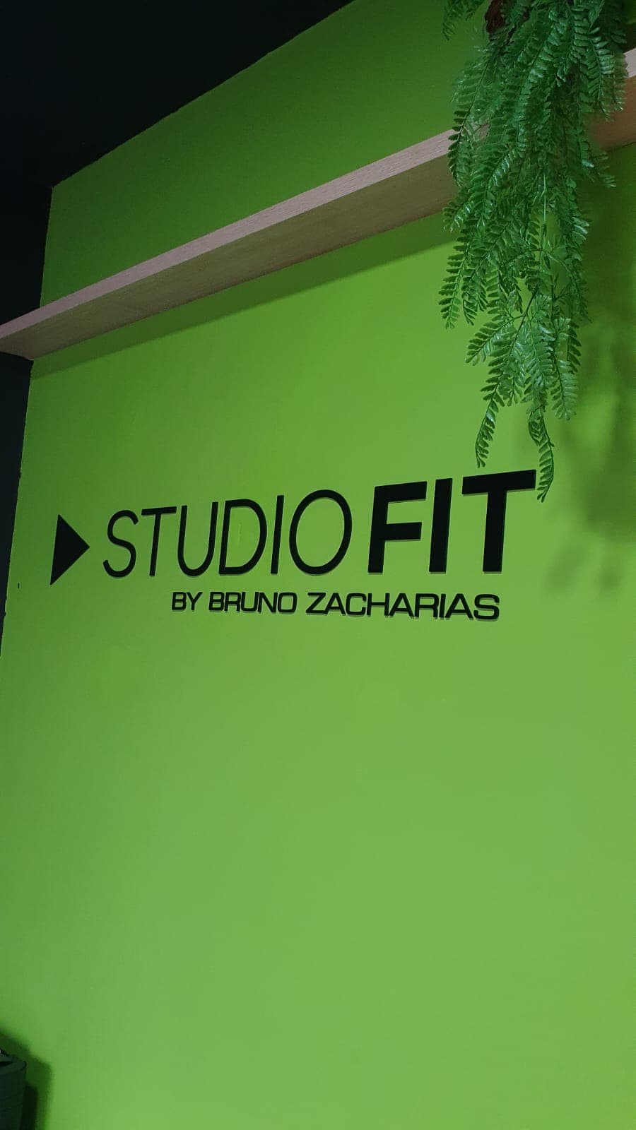 Letras pretas sobre fundo verde da academia