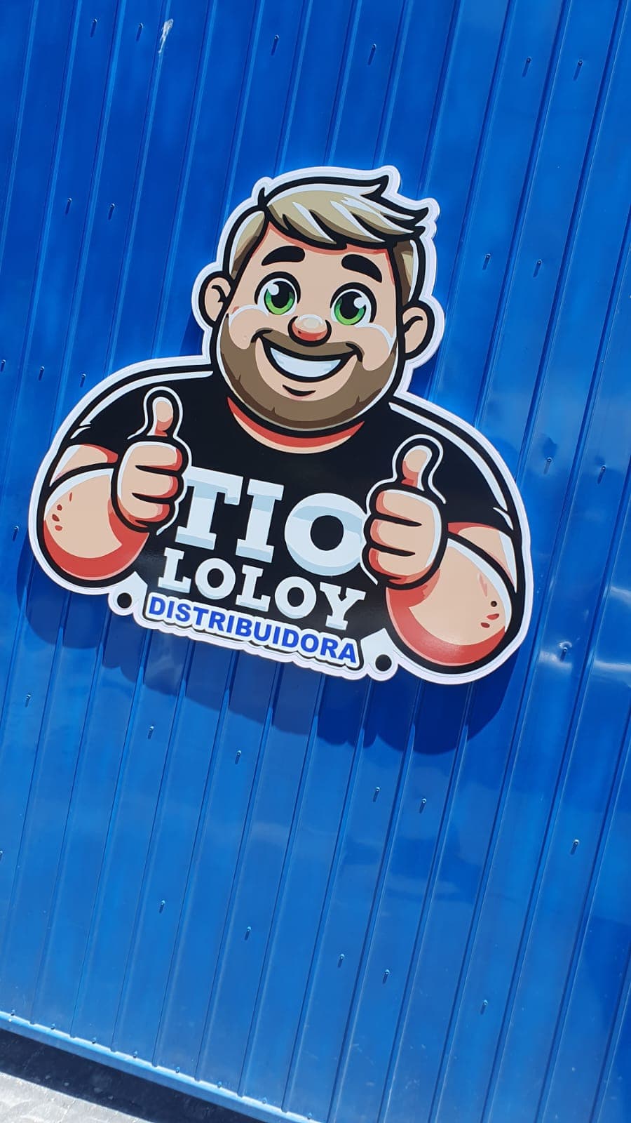 Logomarca colorida em ACM adesivado