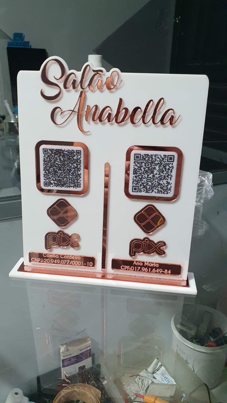 Totem de balcão com PIX da Anabella